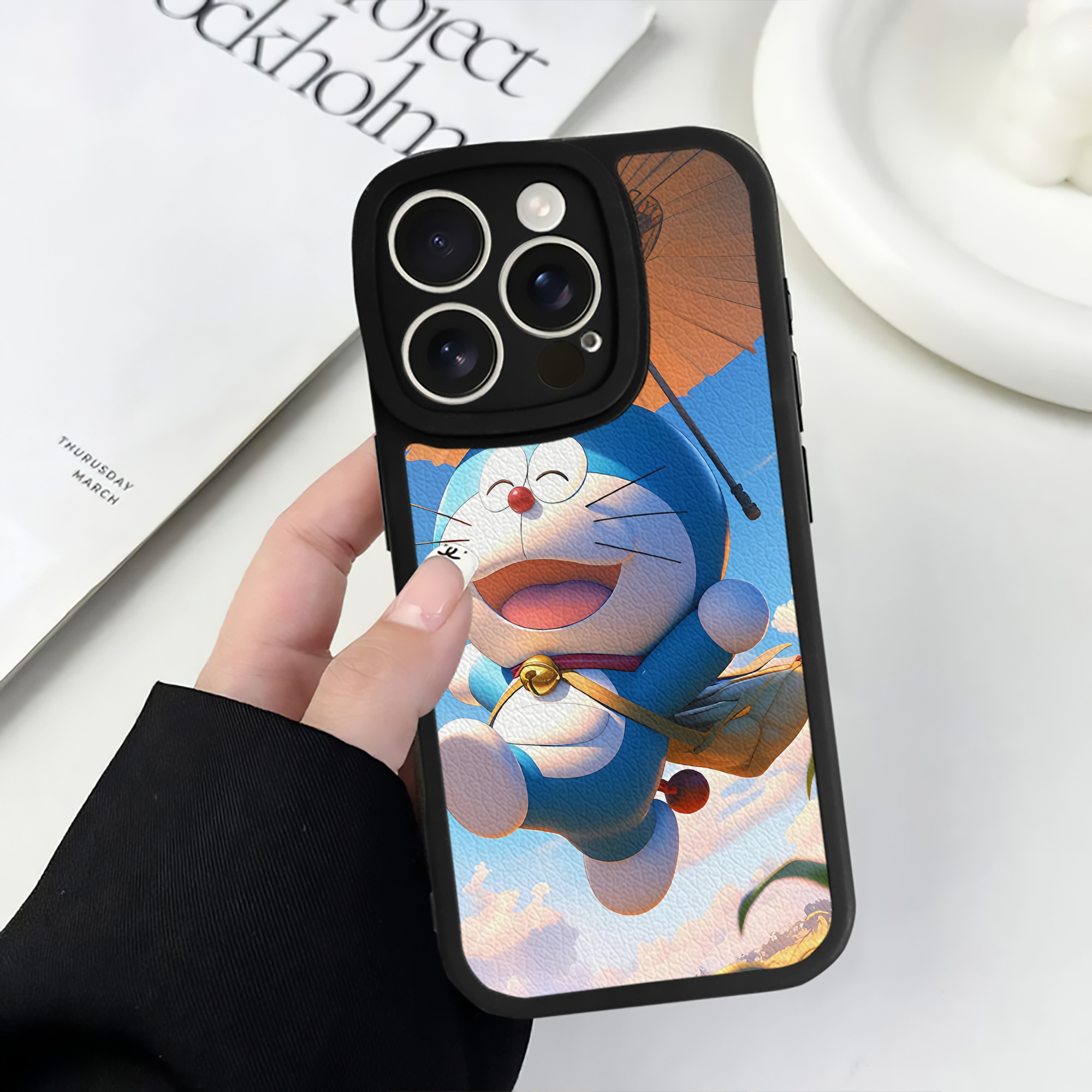 （画像用） ドラえもん Doraemon 【iPhone 16シリーズ対応】シリコンスマホケース（レザー調） 材質：シリコン